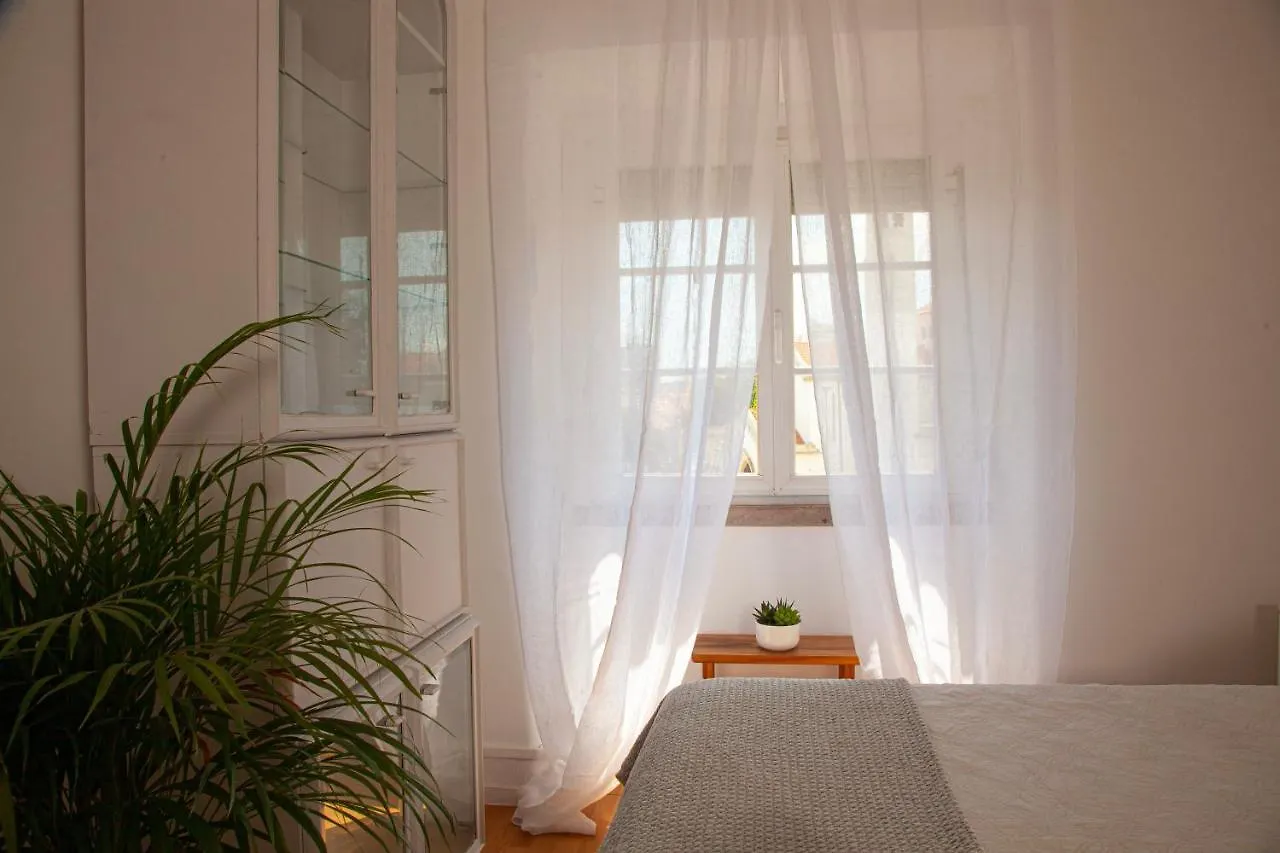 Ola Lisboa ! Central Apartment Lightning Quiet View Garden 10Mn Airport